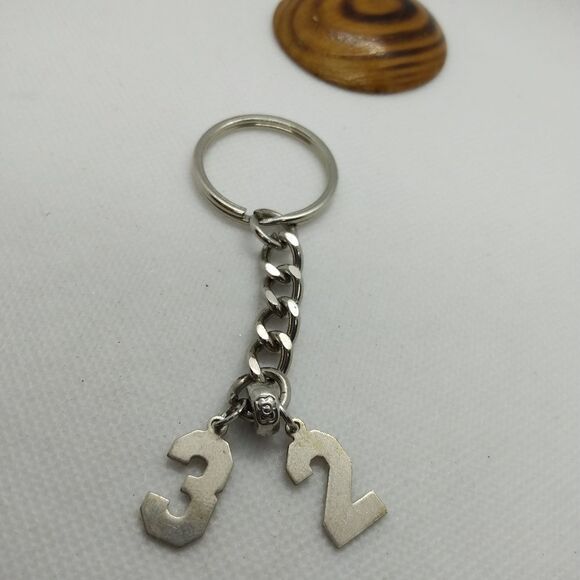 Number silver 32 keychain - Picture 1 of 1